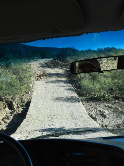 so geht die Straße ins Dorf hinein