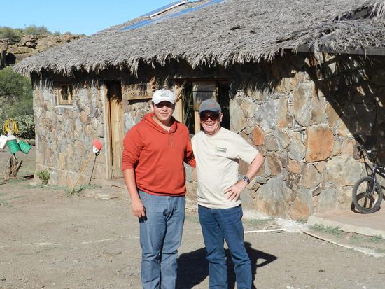 David und Achim warten vor dem Hotel auf den Führer