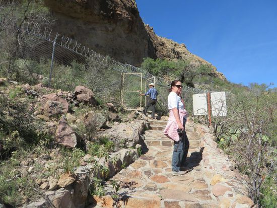 unter dem Felvorsprung sind die Malereien