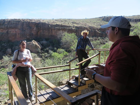 David erklärte uns die 10.000 Jahre alten 
Malereien und daß es noch sehr viele hier gibt.
