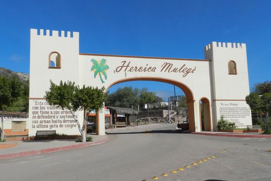 Dann kommen wir nach Mulegé. Wir fahren durch das Stadttor und suchen die Mission. Wir müssen fragen und bekommen im besten Englisch den Weg gezeigt.