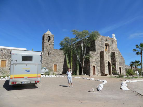 Die Mission de Nuestra Señora de Santa Rosalia de Mulegé wurde 1705 gegründet. Hier werden heute noch Gottesdienste abgehalten. Wir sind ganz allein an dieser Mission, die in einer Oase aus Palmen liegt.