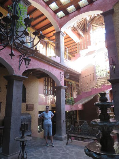 Es gab mehrere Hotels in Loreto u. a. dies Posada. Von innen konnte man die Bauweise um den Innenhof erkennen.