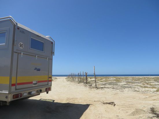 An einem einsamen Strandabschnitt haben wir eine Mittagspause im Sand abgehalten. Kaum standen wir, kam auch schon ein weiteres Auto und die Leute machten sich am Strand breit.