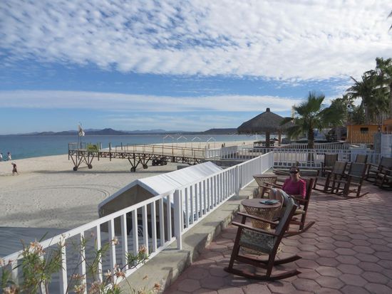 Später gingen wir dann an den Strand, dort lag das Hotel, das zum Campingplatz gehörte. Hier konnten wir uns auf die Terrasse setzen und übers Meer schauen. Immer wieder springen große Fische aus dem Wasser und mit einem Platscher fielen sie wieder ins Wasser zurück.