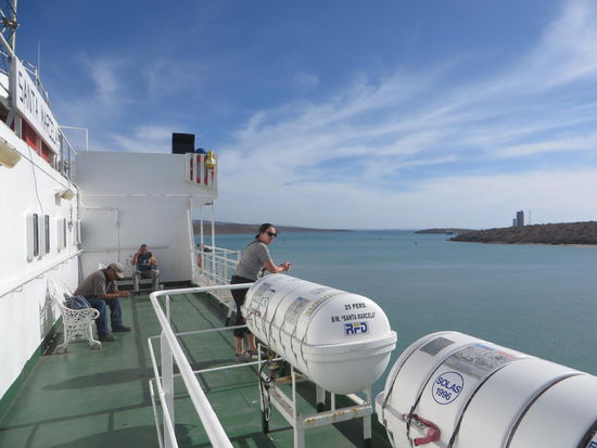 Wir bleiben noch bis 17.30 Uhr hier oben an Deck, dann aber schlagen wir uns zu unsrem Auto durch, wir müssen eng an der Wand entlang und dann unter einem LKW durchkrabbeln und können dann in den Wagen einsteigen. Wir verbringen den Abend mit lesen und computern und legen uns dann zum Schlafen hin. Oropax in die Ohren und dann dieselt uns die Schiffsmaschine in den Schlaf.