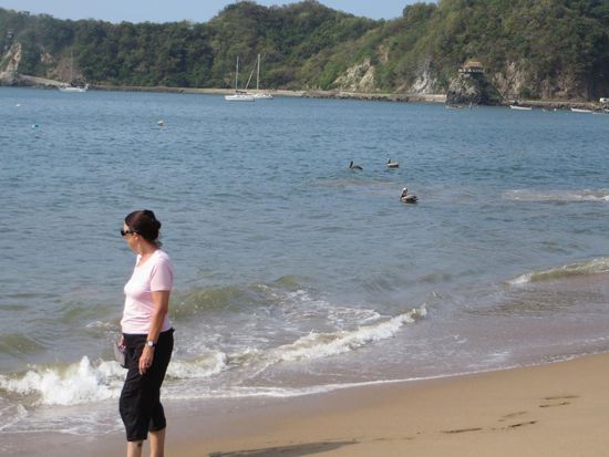 Zurück gehen wir am Strand entlang und das Wasser umspült kühl unsere Füße.