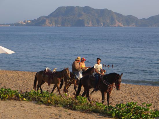 Den Rest des Tages verbringen wir wieder im Liegestuhl und schauen uns das Treiben am Strand an.