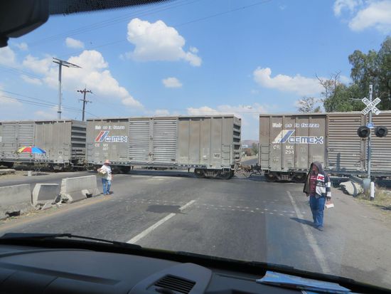 da fährt der Zug über die Autobahn