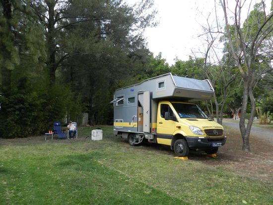 Jetzt sind wir wieder auf dem Campingplatz, auf dem wir schon mal waren. Wir finden im hinteren Teil einen ganz schönen Stellplatz, obwohl der Platz an sich nicht toll ist.  
Da wir vorher noch einkaufen waren, ist heute ziemlich spät geworden. So gegen 17 Uhr waren wir erst hier.