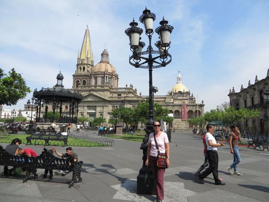 die Kathedrale von Guadalajara - Wir sind dann gleich in die Kathedrale gegangen, aber es war Gottesdienst, so konnten wir nicht besichtigen. 
