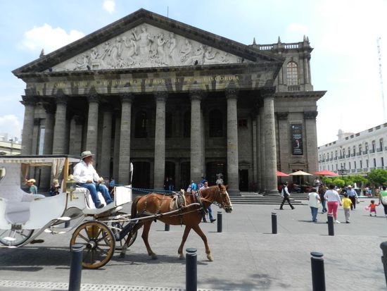 Am Teatro Degollado haben wir versucht ins Theater zu schauen, konnten wir aber leider nicht. Es soll innen mit roten Samt und Gold ausgestattet sein. So blieb uns nur die Fassade.
