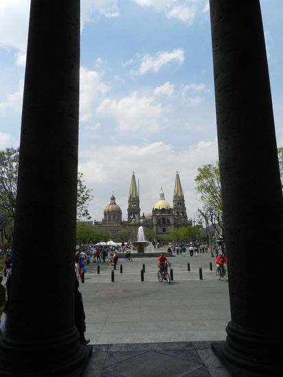 vom Theater der Blick zur Kathedrale