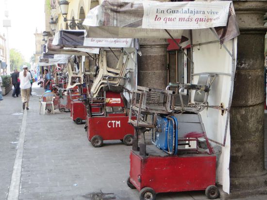 Hier in der Straße warten die Schuhputzer auf Kundschaft, noch ist nicht viel los.