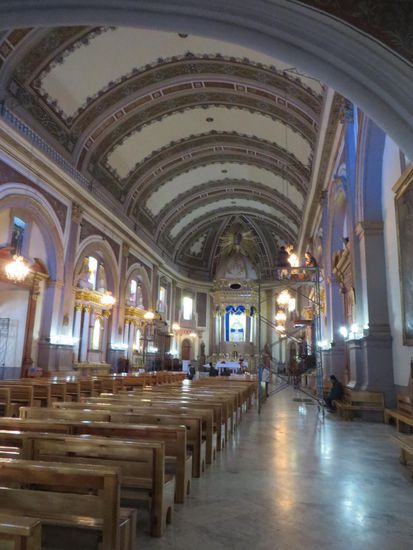 In der Kirche wird gearbeitet, man wechselt die Birnen der Kronleuchter aus, zur Osterwoche soll alles leuchten.