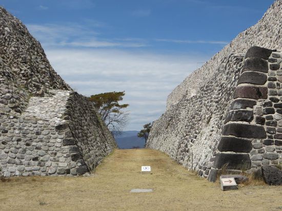 die dicken Mauern der Tempel