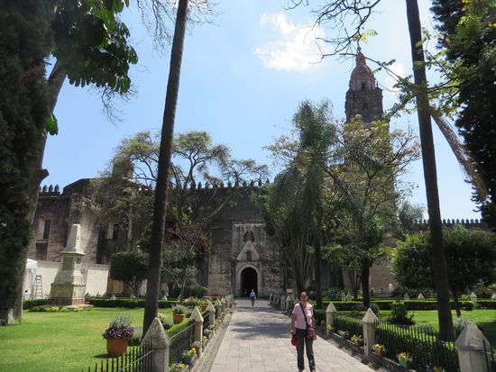 Wir gehen zuerst in das umfriedete Gelände der Kathedrale. Die Kathedrale wurde 1529 bis 1552 von den Franziskanern gebaut.