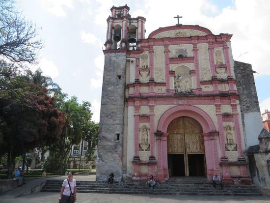 die kleine Kapelle in der Ecke der Anlage