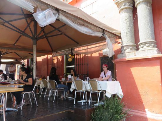 im kleinen Lokal gegenüber sitzen wir und Achim ißt ein mexikanisches Menü und dann machen wir uns gestärkt weiter auf den Weg. Zuerst schauen wir in die Borda Gärten, und dann sind wir zum Cortez Palast gegangen.