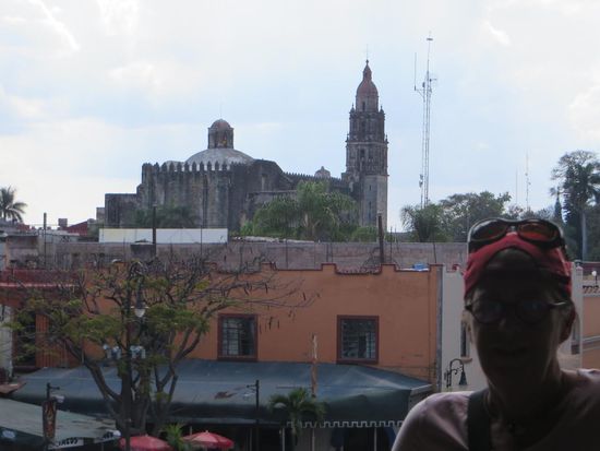 Ach gegenüber des Palastes gab es ein Café. Hier haben wir eine kalte Schokolade getrunken und uns den Palast angesehen.