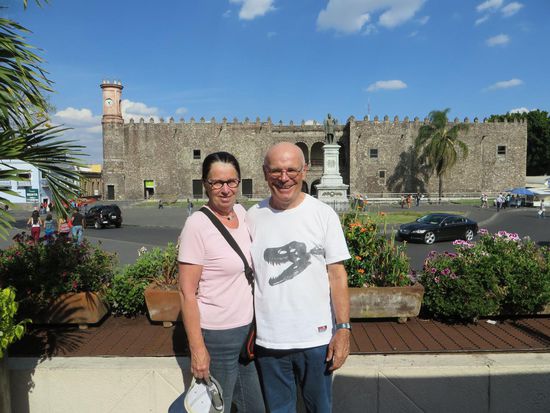 hinter uns der Cortez Palast