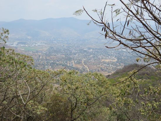 der Blick vom Ausgrabungsgelände auf Oaxaca
