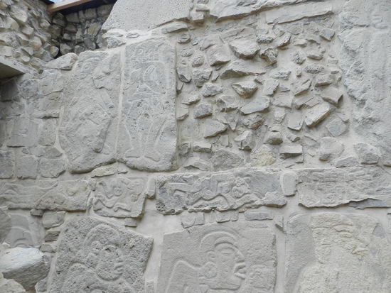 An einem anderen Tempel, gab es „Tänzer“ das waren die Feinde der Zapoteken, die hier abgebildet sind.