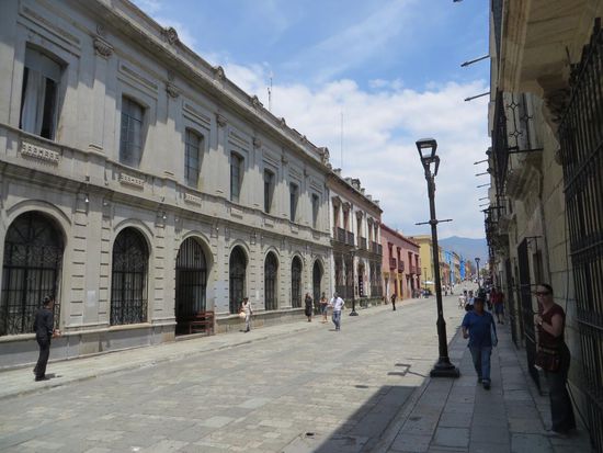 Dann lassen wir uns treiben und laufen durch die Calle Alcalá, die hier Fußgängerzone ist. Rechts und links sind schöne Colonialbauten zu sehen.