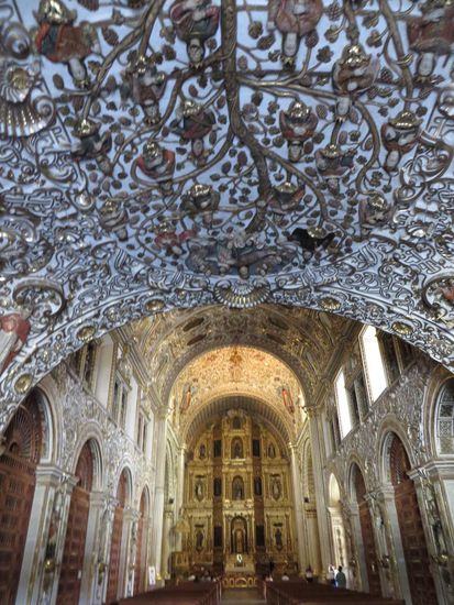 Im Innerraum ist dann fast jeder Quadratzentimeter mit dreidimensionalen Reliefs bedeckt. Die Reliefs sind farbig gemustert und umrahmen hervorstehende bemalte Figuren.