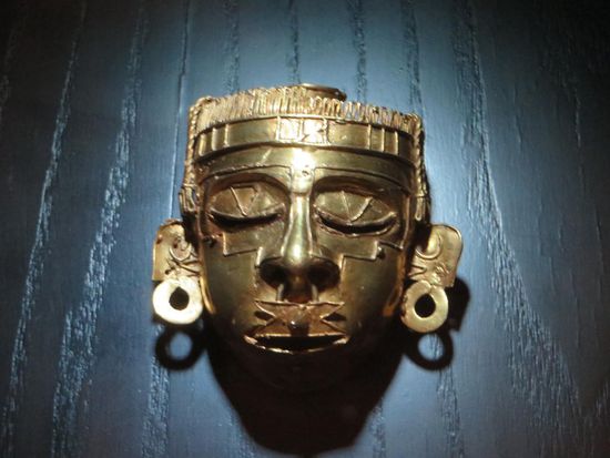 eine kleine Goldmaske