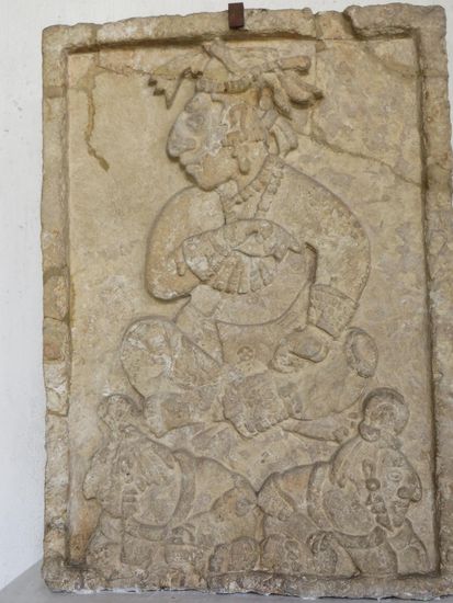 Die Artefakte waren zeitlich und örtlich geordnet und schon aus der Maya Klassik VII bis VIII Jh. war ein Relief zu sehen.
