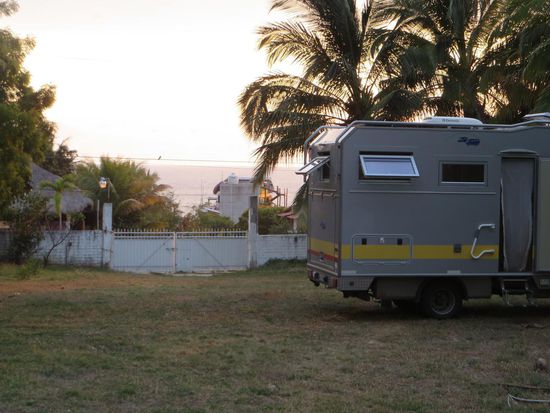 In Puerto Escondido haben wir dann den Campingplatz am Hotel gefunden, wir waren die einzigen Gäste, aber immerhin mit Meerblick.