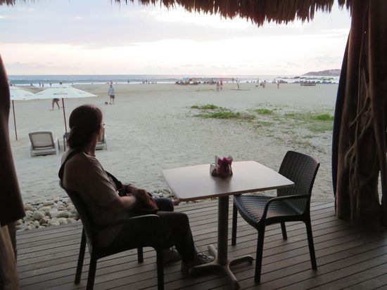 unser kleines Fischrestaurant am Strand  - Wir haben noch im Dunkeln hier gesessen, denn der Wind hier am Strand war ganz angenehm.