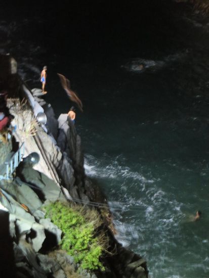Sie klettern dann auf der anderen Seite hoch, so auf 35 m, um dann von dort herunter zu springen.