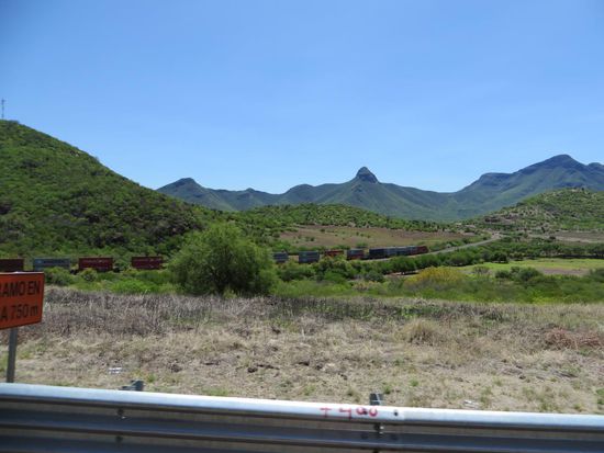 Auch fahren mehrere lange Züge neben uns her.