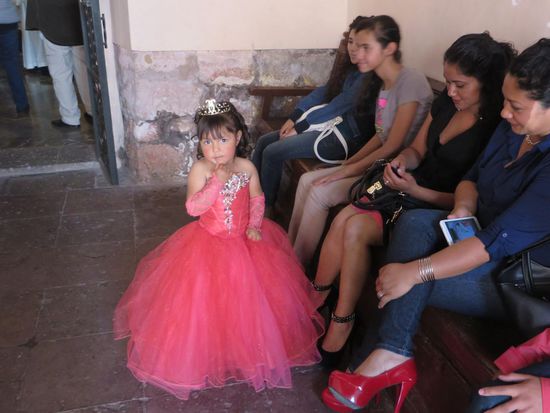 Es gab eine Kindtaufe in der Nebenkapelle und die kindlichen Gäste waren besonders fein herausgeputzt.