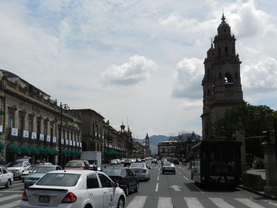 Wir gingen weiter die Hauptstraße entlang zum Palacio Gobierno. Hier konnten wir in die Innenhöfe gehen.