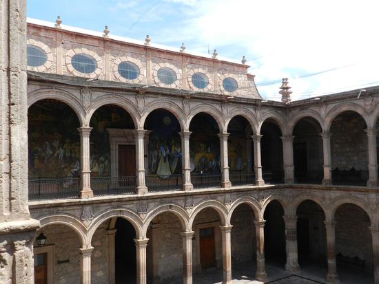 Wie überall gab es auch hier wieder riesige Wandgemälde über die Historie der Stadt und die Revolution.