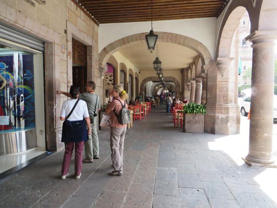 Weiter bummelten wir durch Arkadengänge und schauten uns interessiert die Auslagen der Geschäfte an.