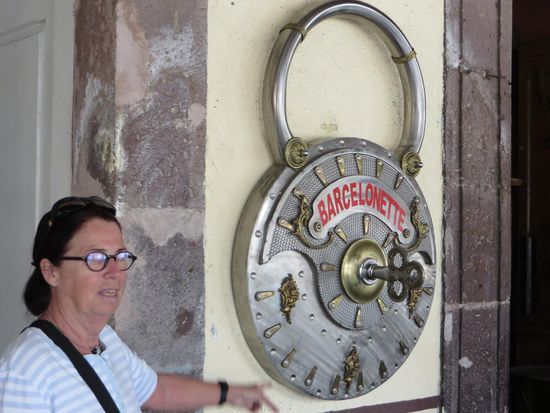 Eine seltsame „Uhr“ oder „Schloß“ hing an der Wand. Wir drehten nicht an dem Schlüssel, vielleicht müßte man dann eine Lokalrunde geben ??