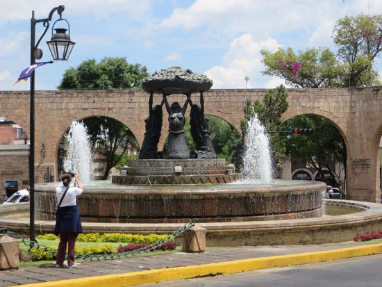 das Aquädukt und der Brunnen
