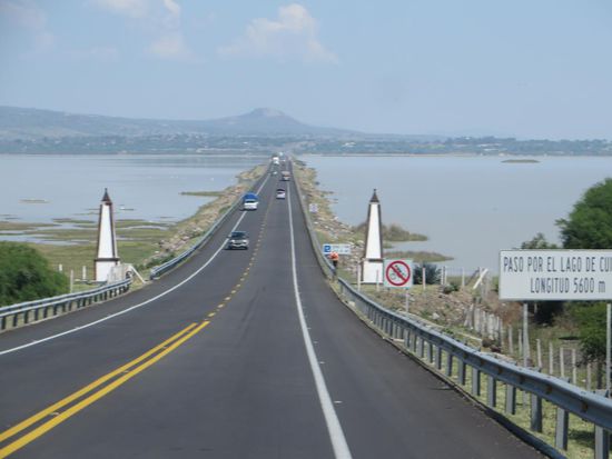 Die Dammstraße durch den See, vor quer und tieffliegenden Vögeln wird gewarnt