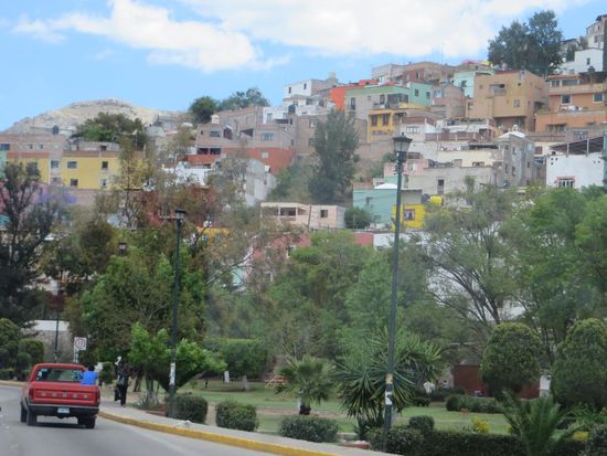 Wir fahren durch die Stadt, es ist manchmal ziemlich eng und es geht sogar durch einen Tunnel.