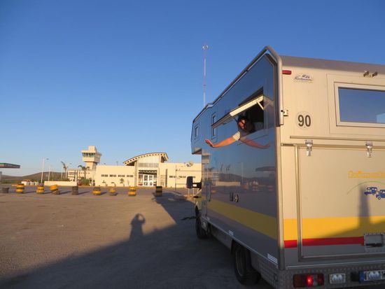 Wir haben gut in hinteren Teil der Tankstelle gestanden und es kamen noch zahlreiche LKW’s dazu. Die Nacht ging dann auch ganz gut.