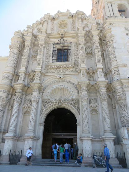 Die Fassade ist mit vielen geometrischen Steinreliefs geschmückt. Leider können wir nur hineinschauen, denn es ist ein Gottesdient.