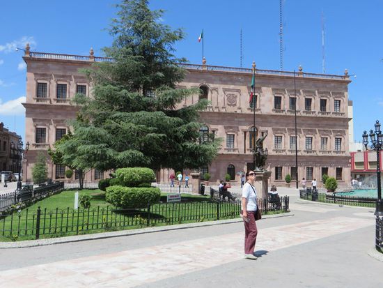 So gehen wir über den Plaza de Armas zum Gouverneurs – Palast. Auch hier gibt es wieder einen lichten Innenhof mit modernen Wandmalereien.