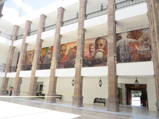 der lichte Innenhof  -  
Es gibt auch ein Museum, über die historische Entwicklung, das wir kurz besichtigen.