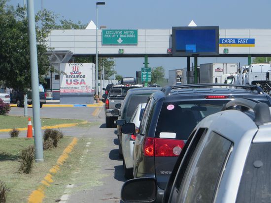 Dann sind wir an der Columbiabrücke, hier müssen wir Toll bezahlen und dann heißt es warten.