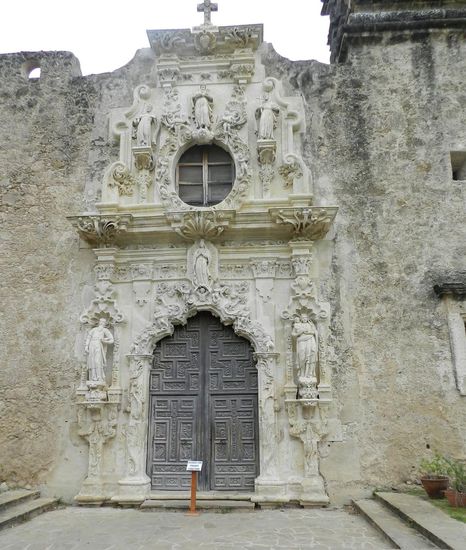 Die Kirche wurde nur ganz behutsam restauriert. Auch heute gibt es noch Gottesdienste darin, als wir da waren, wurde eine Hochzeitsmesse vorbereitet, so daß wir die Kirche nicht von innen sehen konnten.