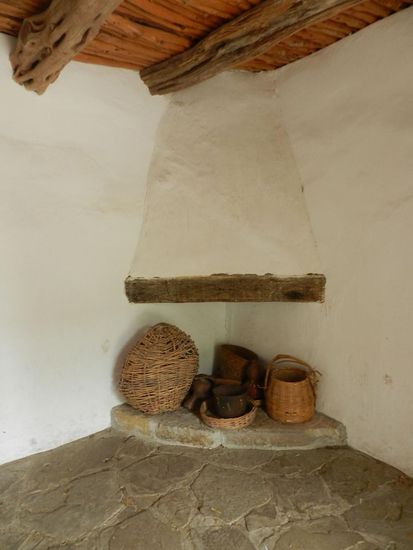 Das ganze Areal war von kleinen Wohnungen umgeben, in denen damals die Einheimischen lebten.